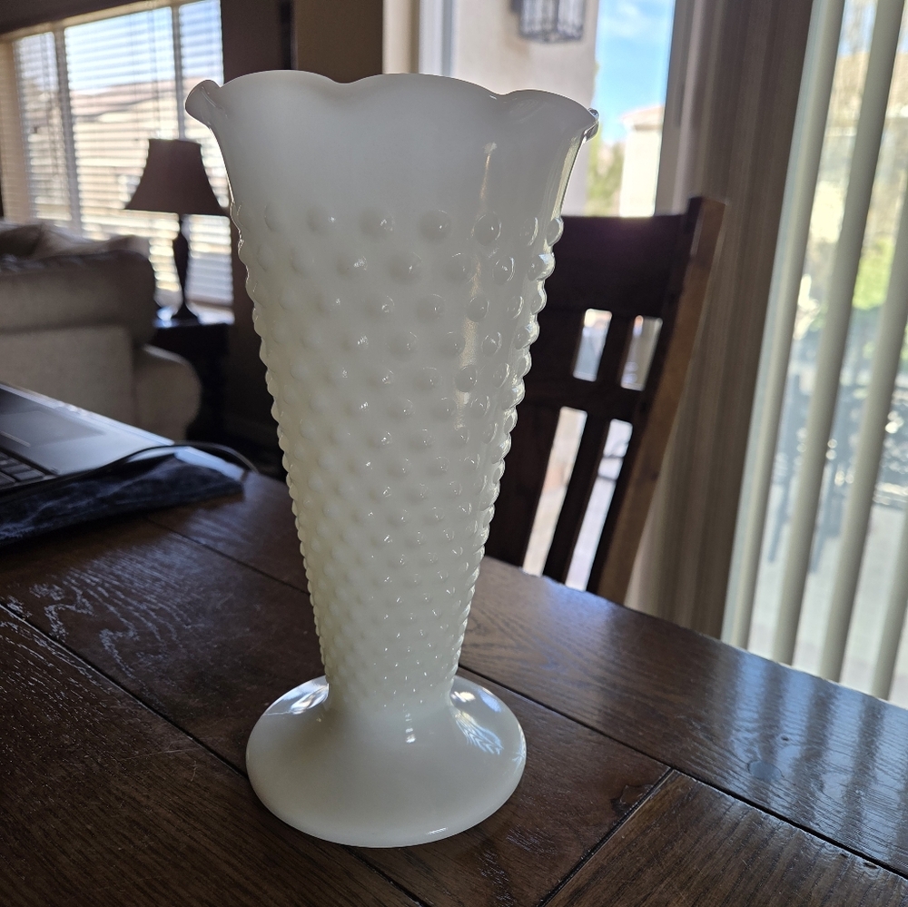 Anchor Hocking Dot & Dash Hobnail Milk Glass Scalloped Edge Vase🐣